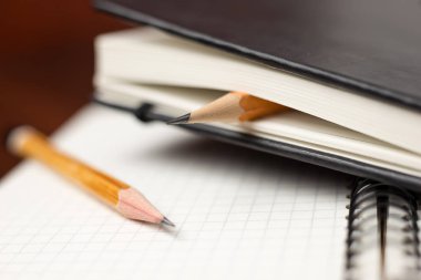 Kayıtlar için kapalı bir defter sayfalarında kalemler