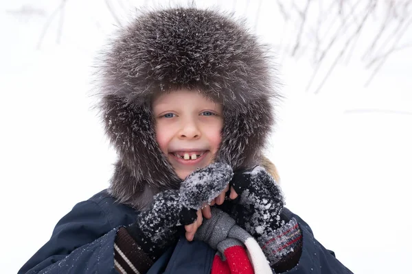 Çocuk karda oynarken mutlu