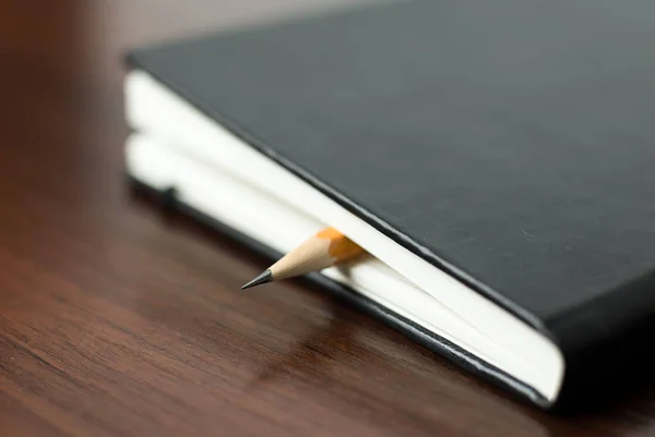 鉛筆・ レコード閉じたノート パソコンのページ — ストック写真