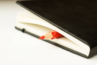 Renkli kalem yakın not defterinde olduğunu