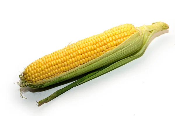 Érett kukorica termése, az asztalon — Stock Fotó