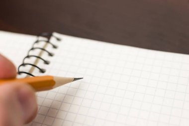 Kayıtlar için açık bir defter sayfalarında kalem