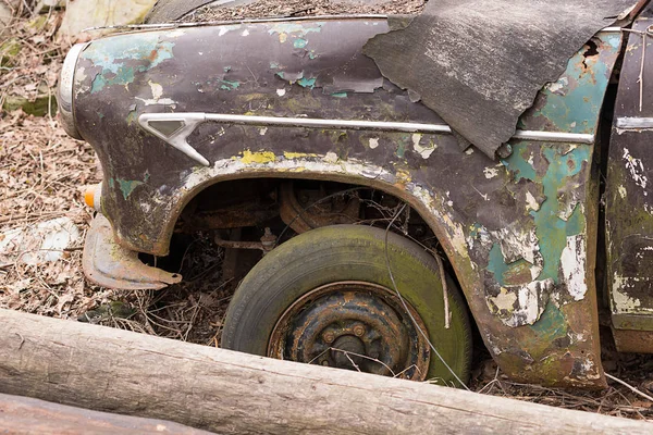 Колесо очень старый автомобиль, который находится под открытым небом . — стоковое фото