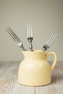 Üç çatal sopa dışarı sürahi
