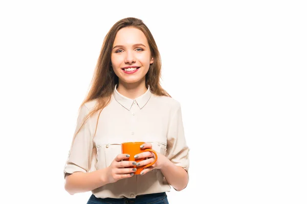 Joven chica sonriente sosteniendo una taza en sus manos —  Fotos de Stock