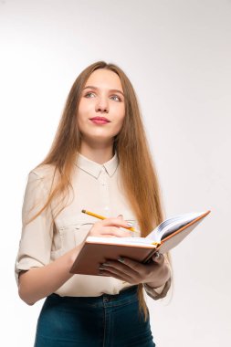 Kalem ve kitap elinde ile genç kız