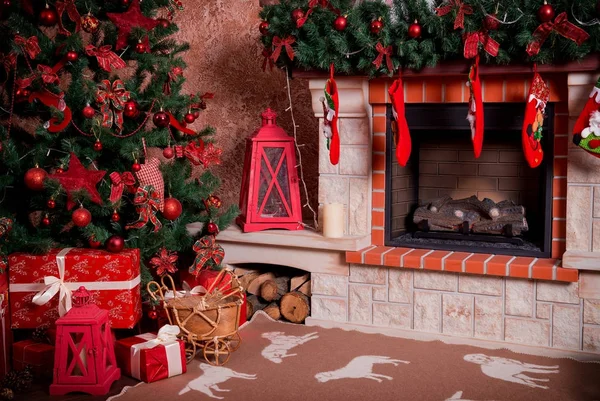 Noel hediyeleri Noel ağacının altında birçok kutular