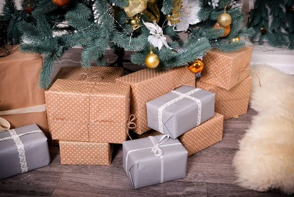 Noel hediyeleri Noel ağacının altında birçok kutular
