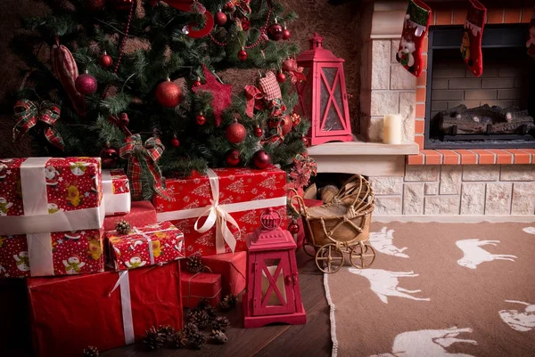 Noel hediyeleri Noel ağacının altında birçok kutular