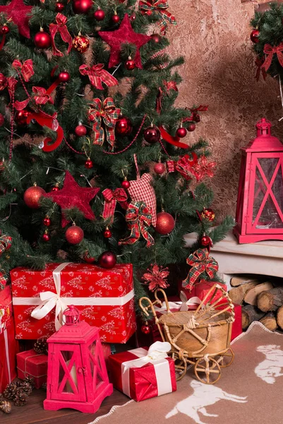 Muchas cajas con regalos bajo el árbol de Navidad — Foto de Stock