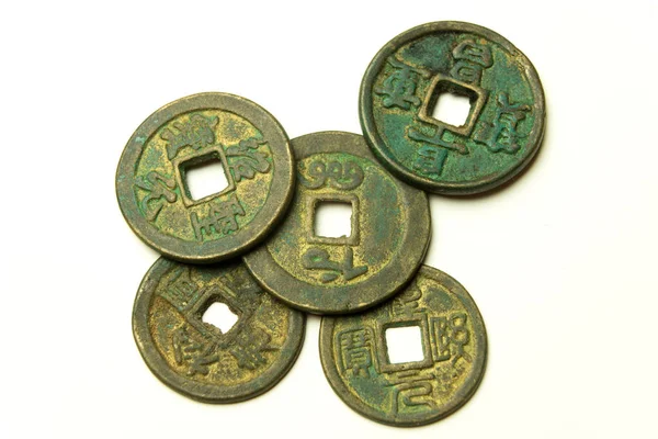 Antiche monete cinesi in bronzo su sfondo bianco — Foto Stock