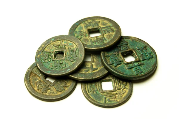 古代中国の青銅の白い背景の上のコイン — ストック写真