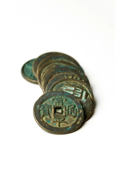 Moedas de bronze chinesas antigas no fundo branco — Fotografia de Stock