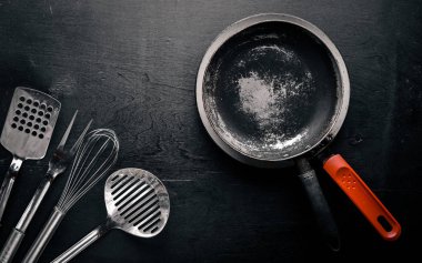 Mutfak aletleri. Ahşap arka plan üzerinde.