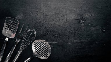 Mutfak aletleri. Ahşap arka plan üzerinde.