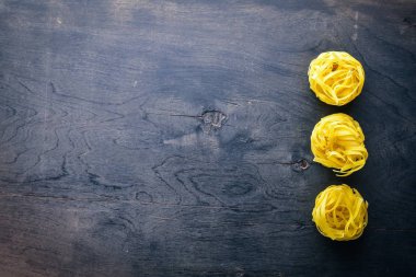 Makarna. Siyah ahşap arka plan üzerinde. Metin için özgür yer. Üstten Görünüm.