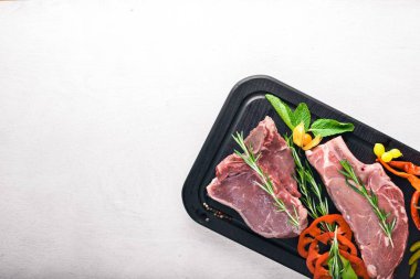 Biftek çiğ et ve baharat ahşap tahta üzerinde. Üstten Görünüm. Boş alan.