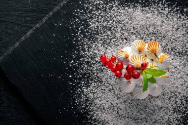 Taze çilek ile krem Lor Tatlısı. Ahşap bir arka plan üzerinde. En iyi bir daha gözden geçirme. Boş alan.