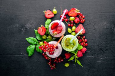 Meyve berry yoğurt ve çizgiler. Ahşap bir arka plan üzerinde. En iyi bir daha gözden geçirme. Boş alan.