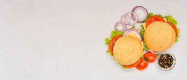 Peynir, et, domates ve soğan ve otlar ile hamburger. Ahşap arka plan üzerinde. Üstten Görünüm. Boş alan.