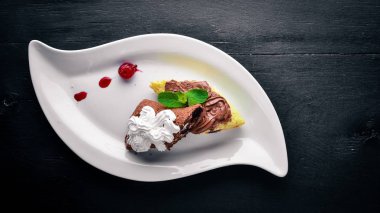 Çikolata kremalı krem sünger. Ahşap bir arka plan üzerinde. Üstten Görünüm. Metin için boş alan.