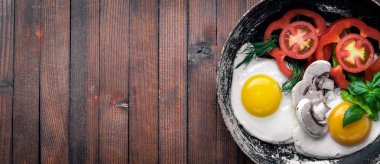 Sahanda yumurta ile bir tavada sebze ve otlar. Üstten Görünüm. Boş alan.