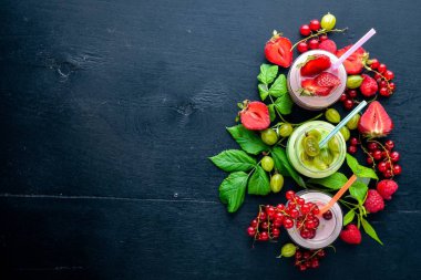 Meyve berry çizgili. Ahşap bir arka plan üzerinde. En iyi bir daha gözden geçirme. Boş alan.