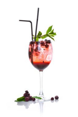 Tropikal kokteyl limon mentol ve blackberry üzerinde beyaz bir arka plan ile. Tonik. Üstten Görünüm.