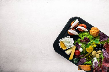 İtalyan mutfağı büyük bir set. Peynir, sosis, et ve ahşap tahta üzerinde Turşu sebze. Üstten Görünüm. Boş alan.