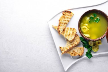 Suyu mantı ve otlar. İtalyan mutfağı. Ahşap bir arka plan üzerinde. Üstten Görünüm. Metniniz için boş alan.