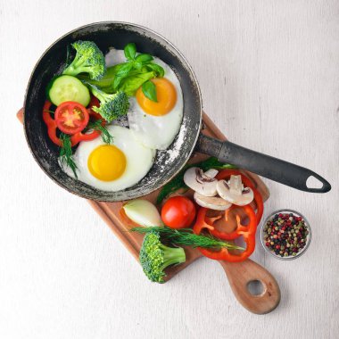 Sahanda yumurta ile bir tavada sebze ve otlar. Üstten Görünüm. Boş alan.