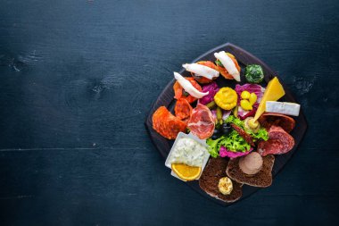 Turşu sebze ve et aperatifler ayarlayın. İtalyan mutfağı. Üstten Görünüm. Ahşap arka plan üzerinde.