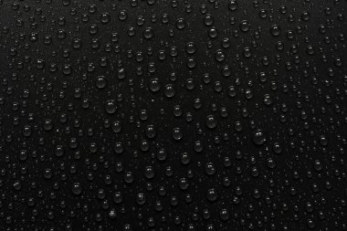 su siyah arka plan üzerine bırakır. Makro.