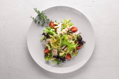 Taze sebze ve ızgara tavuk salata. Ahşap bir arka plan üzerinde. En iyi bir daha gözden geçirme. Boş alan.