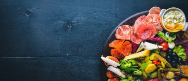 Turşu sebze ve et aperatifler ayarlayın. İtalyan mutfağı. Üstten Görünüm. Ahşap arka plan üzerinde.