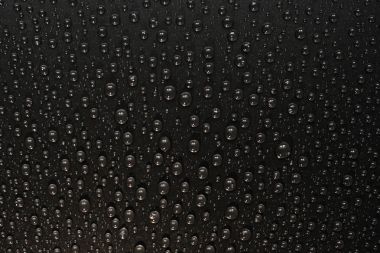 su siyah arka plan üzerine bırakır. Makro.