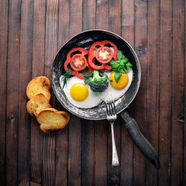 Otlar, kızarmış yumurta ekmek ve sebze bir tavada tost. Üstten Görünüm. Boş alan.