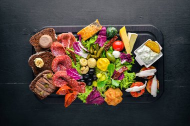 Turşu sebze ve et aperatifler ayarlayın. İtalyan mutfağı. Üstten Görünüm. Ahşap arka plan üzerinde.