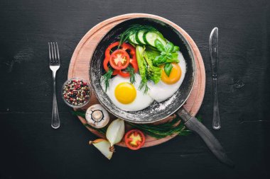 Sahanda yumurta ile bir tavada sebze ve otlar. Üstten Görünüm. Boş alan.