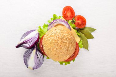 Peynir, et, domates ve soğan ve otlar ile hamburger. Ahşap arka plan üzerinde. Üstten Görünüm. Boş alan.