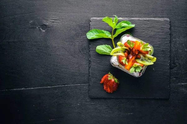 Tatlı dondurma ve taze meyve ve Sünger kek. İtalyan mutfağı. Üstten Görünüm. Ahşap arka plan üzerinde.