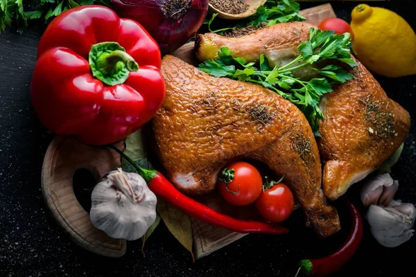 Sarımsak, soğan, biber ve baharat ile ızgara tavuk. Siyah ahşap arka plan üzerinde. Metin için özgür yer. Üstten Görünüm.