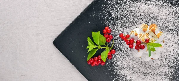 Taze çilek ile krem Lor Tatlısı. Ahşap bir arka plan üzerinde. En iyi bir daha gözden geçirme. Boş alan.