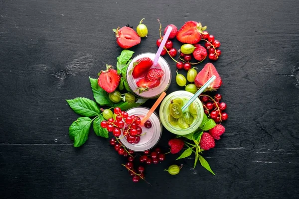 Meyve berry yoğurt ve çizgiler. Ahşap bir arka plan üzerinde. En iyi bir daha gözden geçirme. Boş alan.