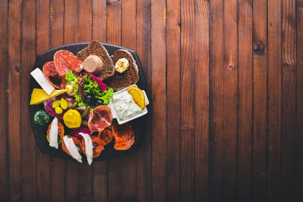 Turşu sebze ve et aperatifler ayarlayın. İtalyan mutfağı. Üstten Görünüm. Ahşap arka plan üzerinde.