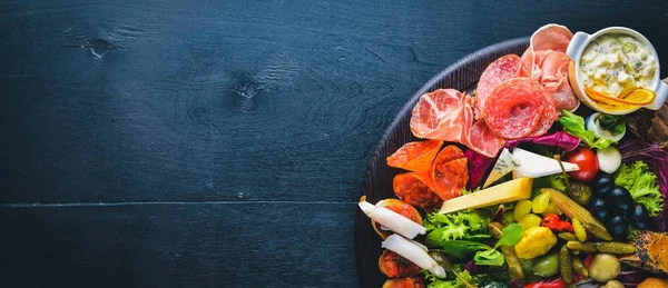 Turşu sebze ve et aperatifler ayarlayın. İtalyan mutfağı. Üstten Görünüm. Ahşap arka plan üzerinde.