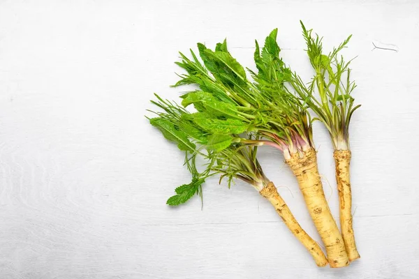Taze horseradish. Beyaz ahşap Resepsiyon. Üstten Görünüm.