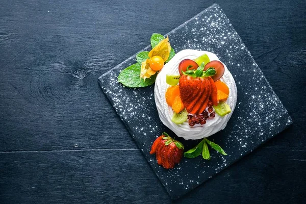 Taze çilek ve nane ile Desart. İtalyan mutfağı. Üstten Görünüm. Ahşap arka plan üzerinde.