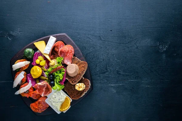 Turşu sebze ve et aperatifler ayarlayın. İtalyan mutfağı. Üstten Görünüm. Ahşap arka plan üzerinde.