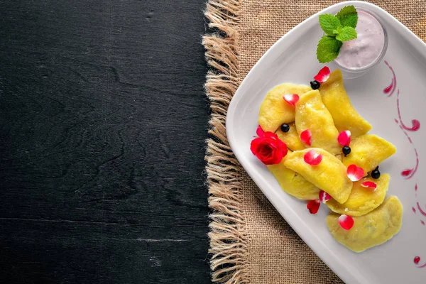 Köfte otlar ile. Ukrayna stili. Ahşap bir arka plan üzerinde. En iyi bir daha gözden geçirme. Boş alan.